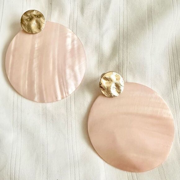 Light pink sea shell circle stud earrings - Picture 1 of 2